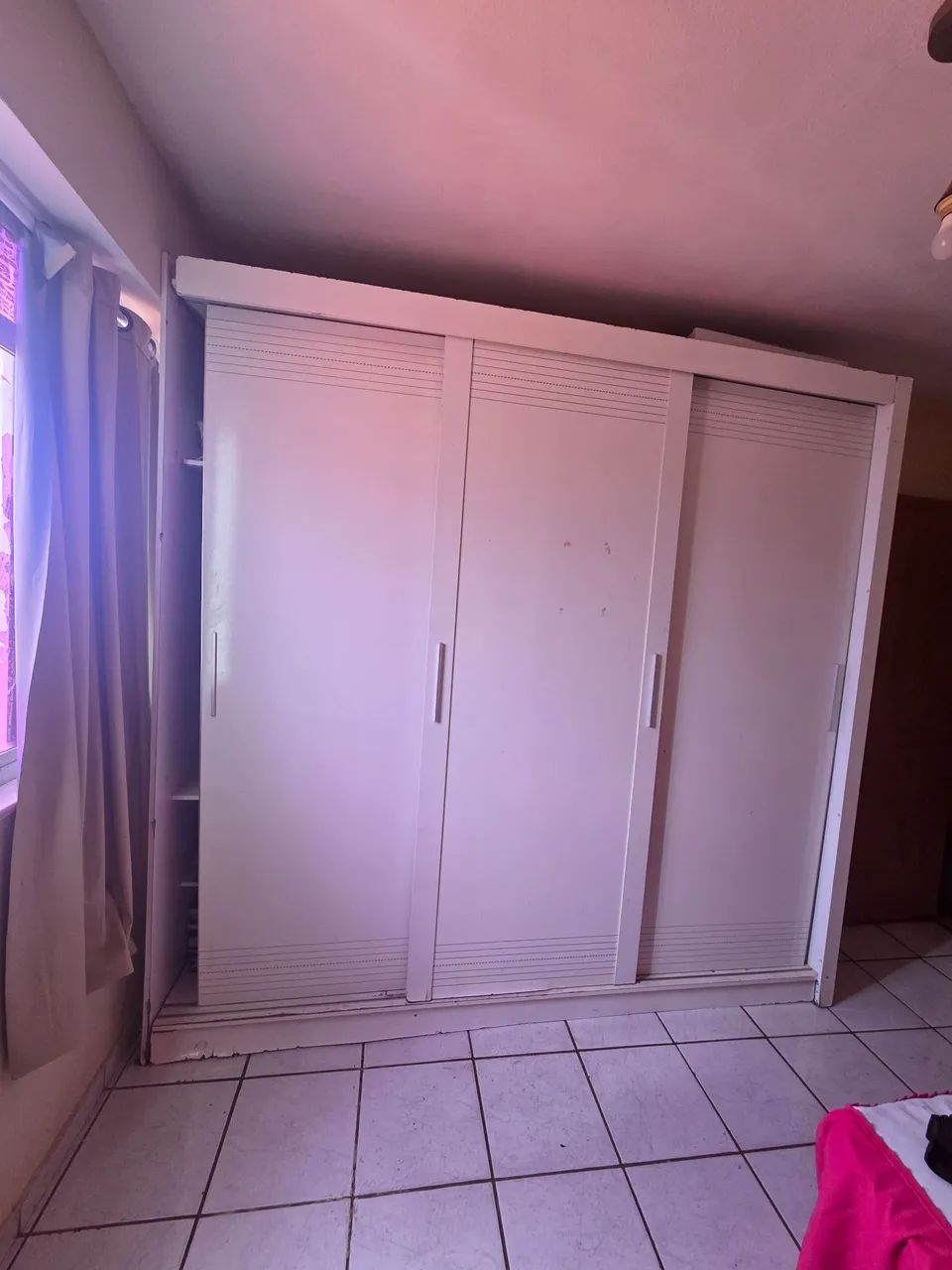 Guarda-roupa com avarias.