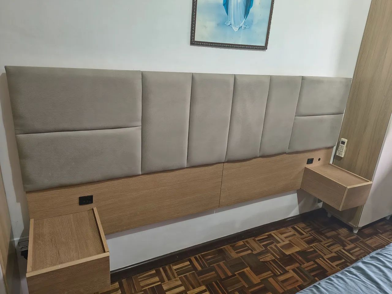 Cabeceira para cama Queen/Casal, acolchoado e possui dois gaveteiros em MDF - Foto 2