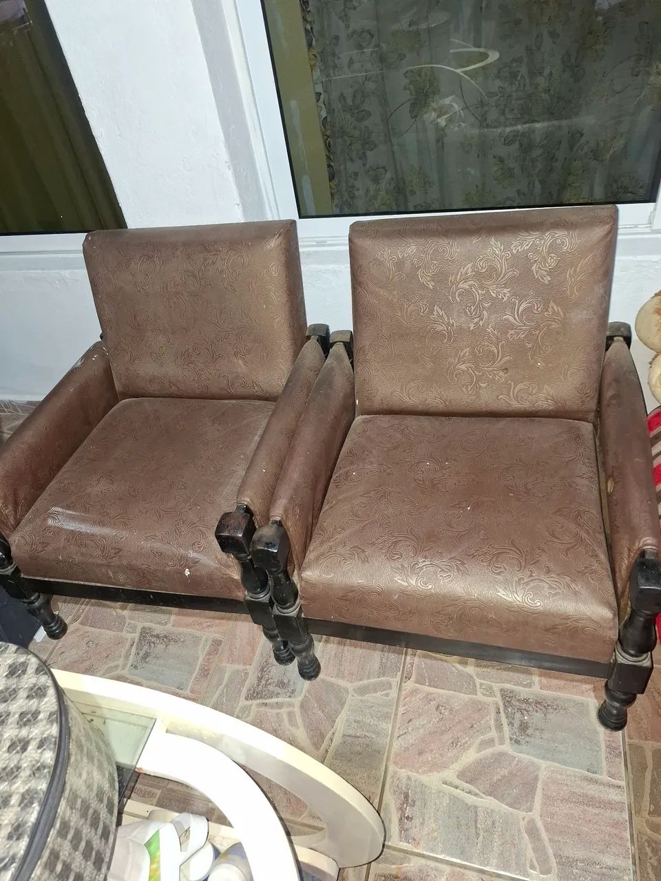 Vendo 2 poltronas antigas de madeira