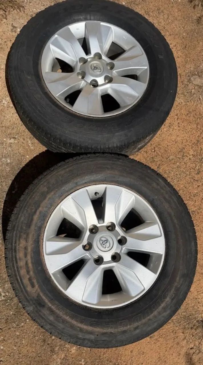 Roda 17 hilux 2017 com pneus e otimo estado. 