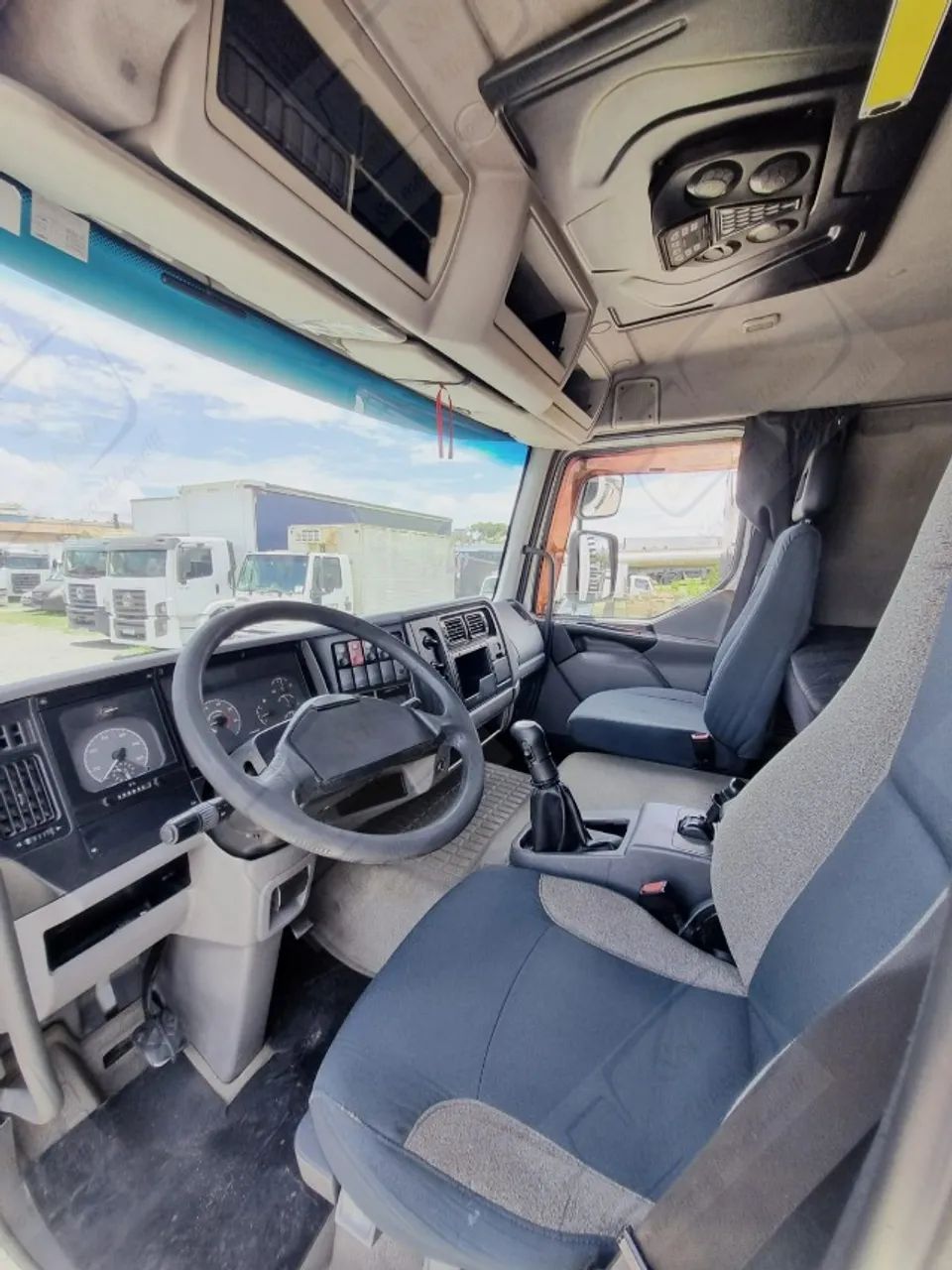 Volvo VM 260 6x2R - 2010 (Carroceria c/ 8,50 metros) - Foto 9