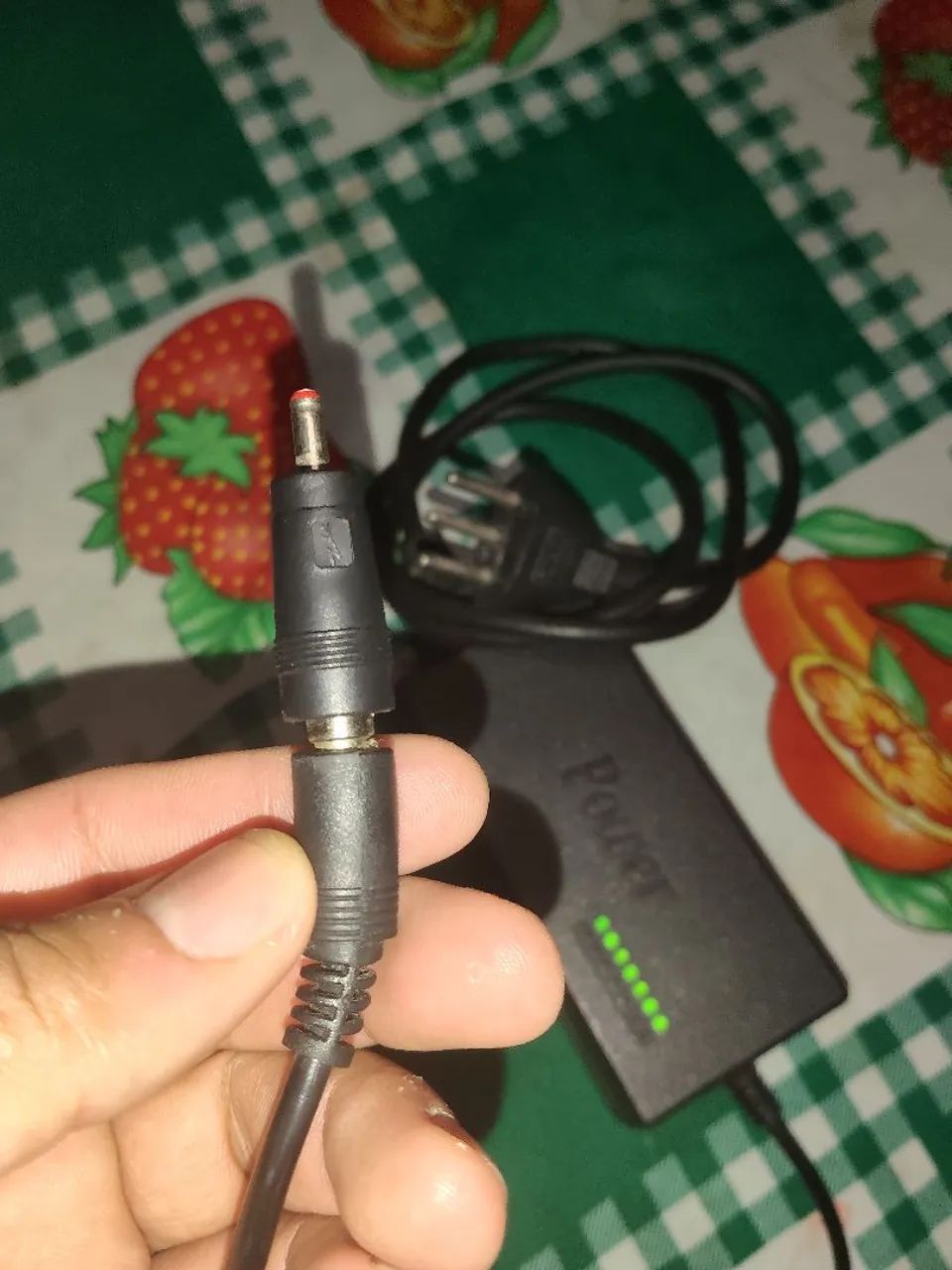 Carregador universal com adaptador para todos notebook  - Foto 2