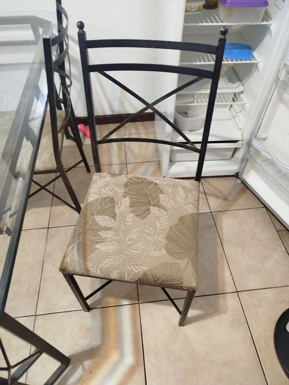 Mesa de Tampa de vidro  com 4 caseiras cade - Foto 2