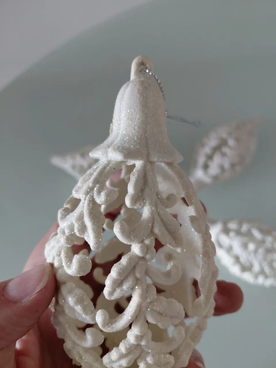 4 BOLAS DE NATAL BRANCAS VAZADAS - Foto 2