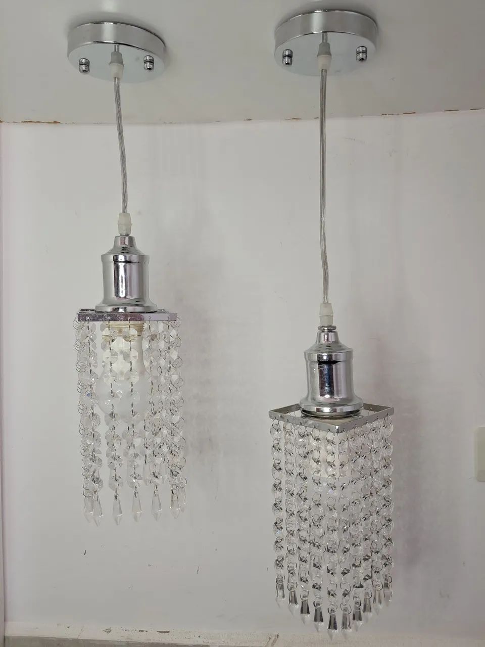 Luminária Pendente com base e acabamento em aço cromado e pêndulos de Cristais - Foto 3