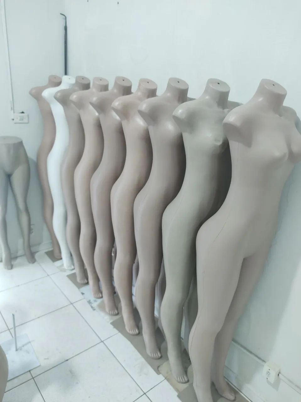 Vendo manequins e instalações para loja desapego  - Foto 2