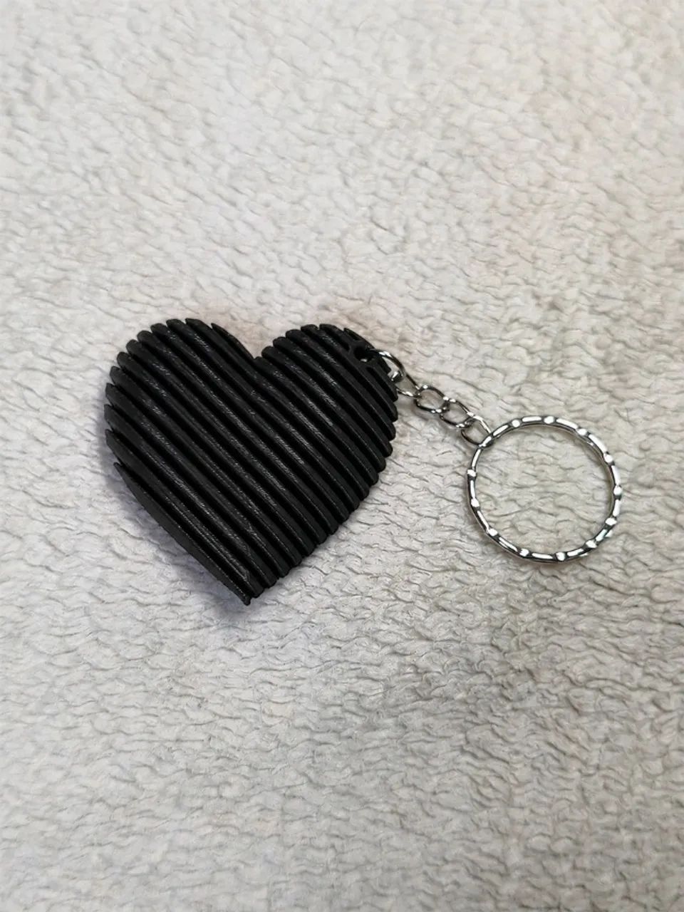 Chaveiro Coração Preto Listrado - Foto 5
