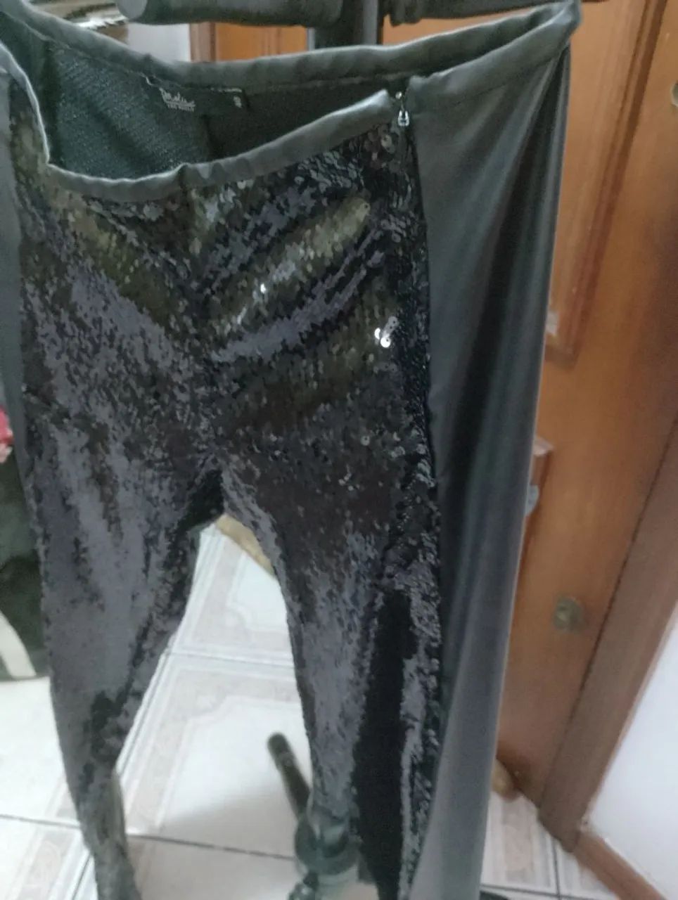 Calça de paetê é da DASLU  - Foto 3