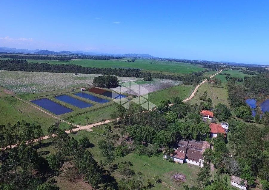 FAZENDA COM MAR, LAGOA, DUNAS E MONTANHAS.