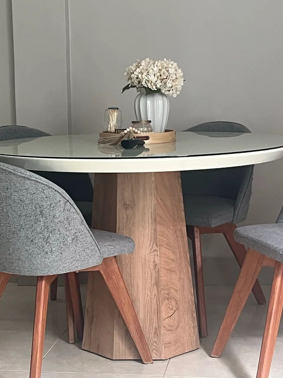 Vendo mesa  em mdf projetada com tampo de vidro ! - Foto 2