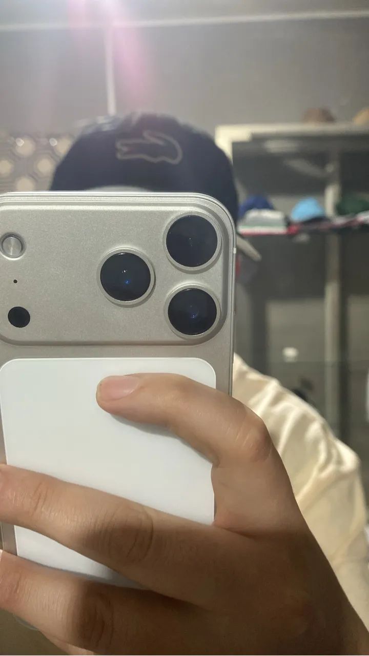 Vendo iPhone 11 64 giga bateria e tela original  está com a carcaça do 17 pro  - Foto 2