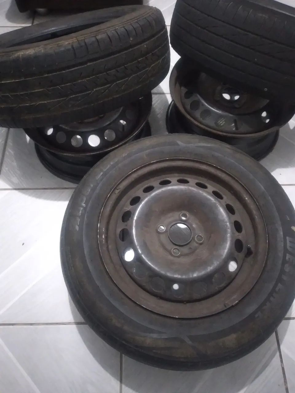 Pneu com aro ar.15 com pneu 195,65,15 são três rodas com pneu - Foto 2