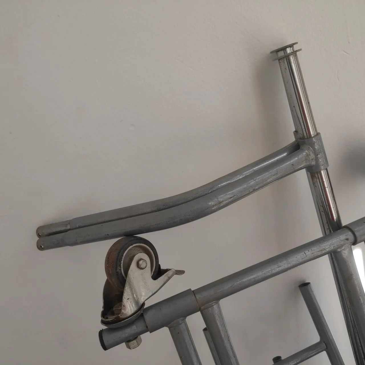 Arara inox com rodinhas  firmes dupla - Foto 5