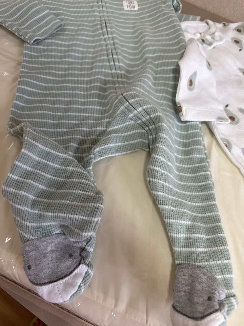 Macacões Carters 3-6 meses - Foto 2