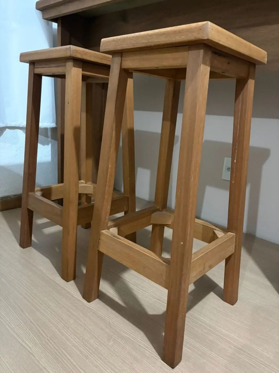 Bancada alta de azulejos com 2 banquetas de madeira  - Foto 3