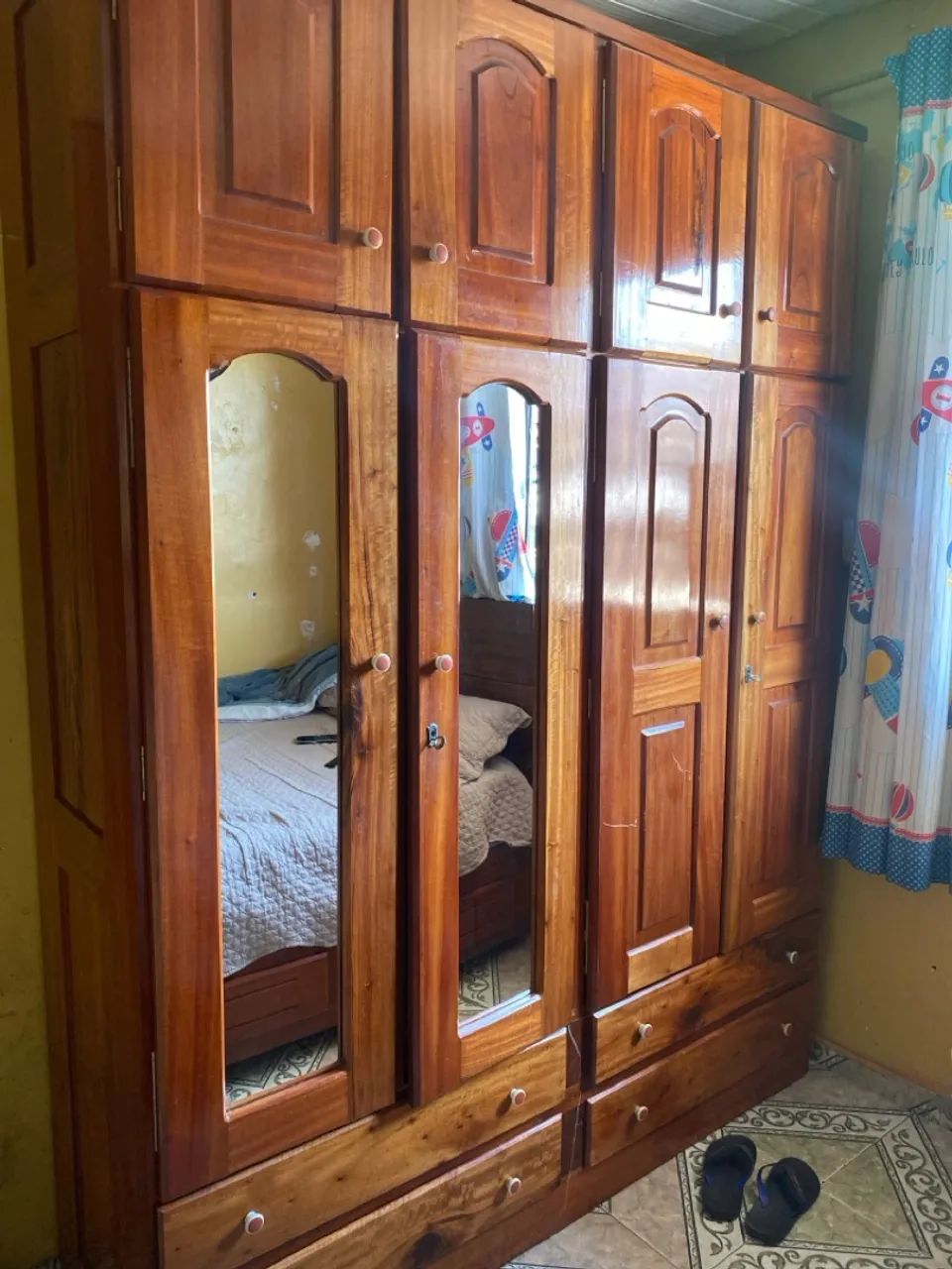 Guarda roupa de madeira 