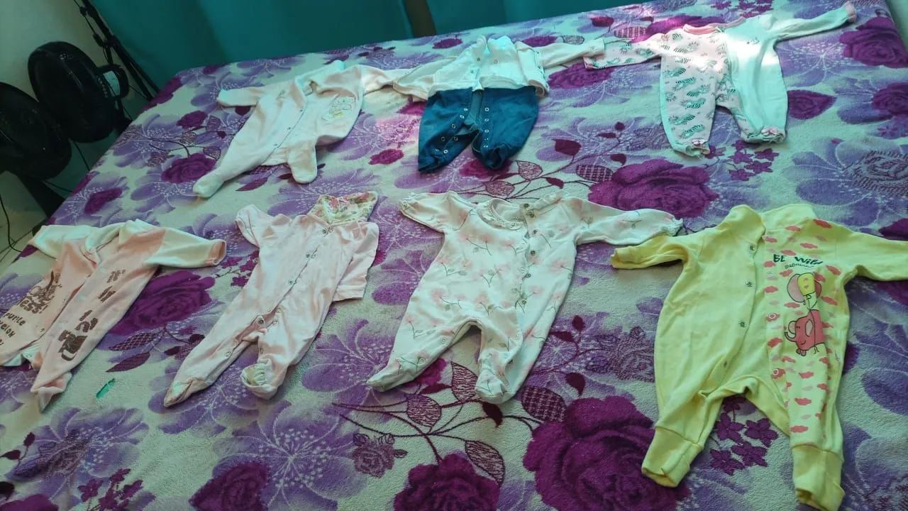 99 macacões de bebê recém nascido de menina semi novo troco por algo do meu interesse. - Foto 6