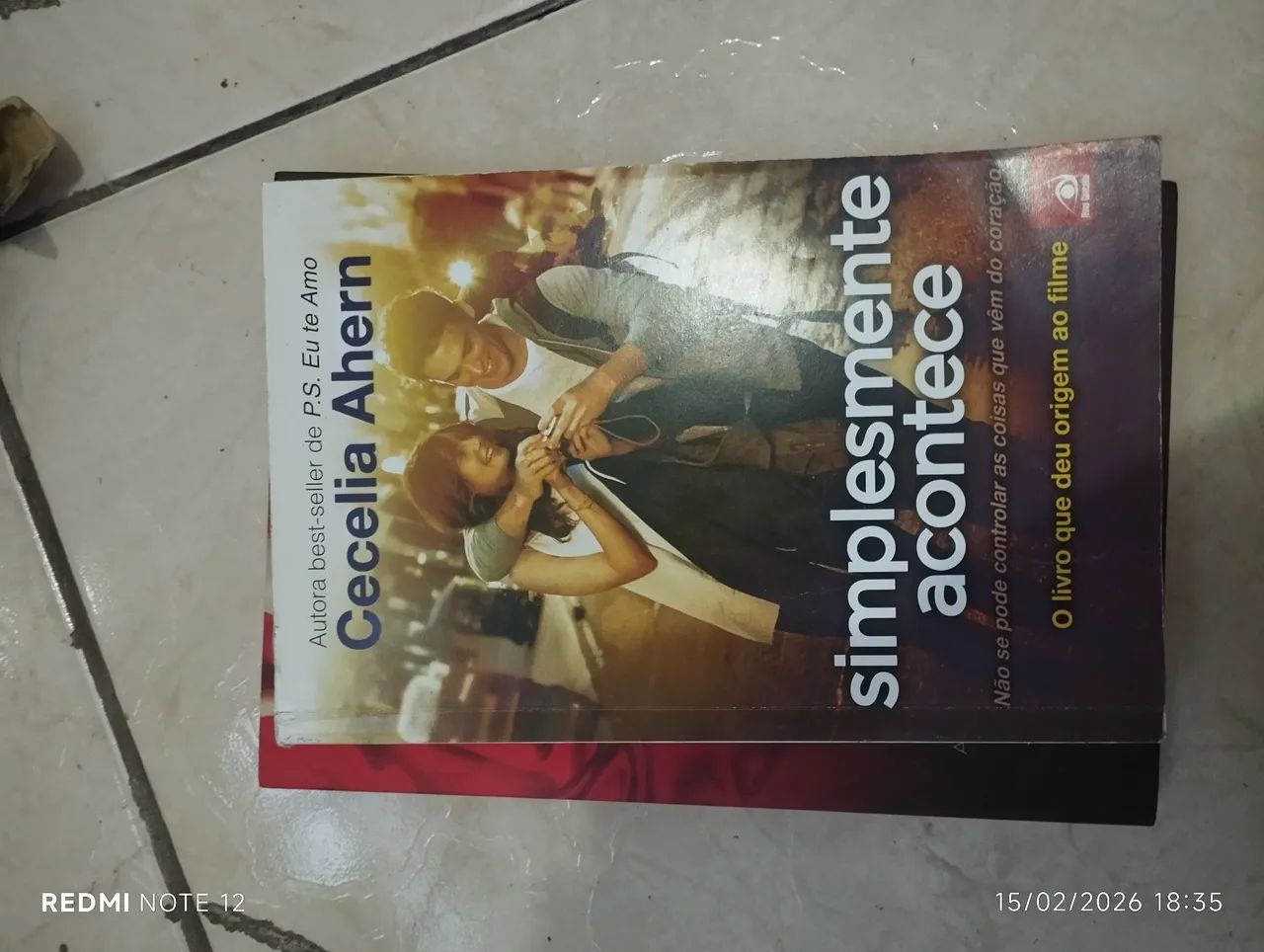 Simplesmente acontece (Livro) - Foto 2