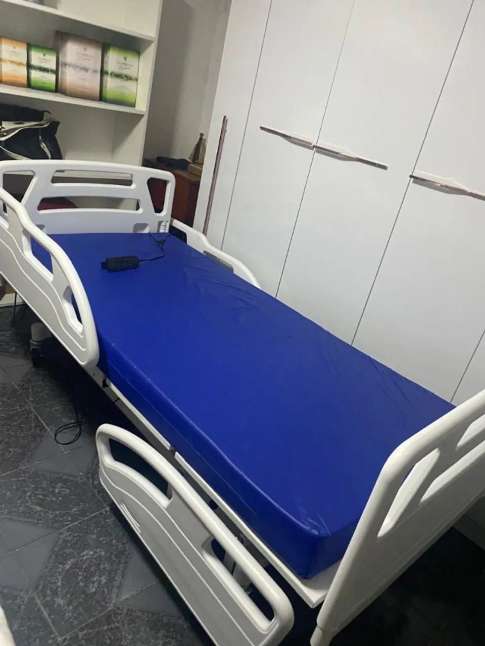  Vendo Cama Hospitalar Elétrica- semi nova em perfeitas condições - Foto 3