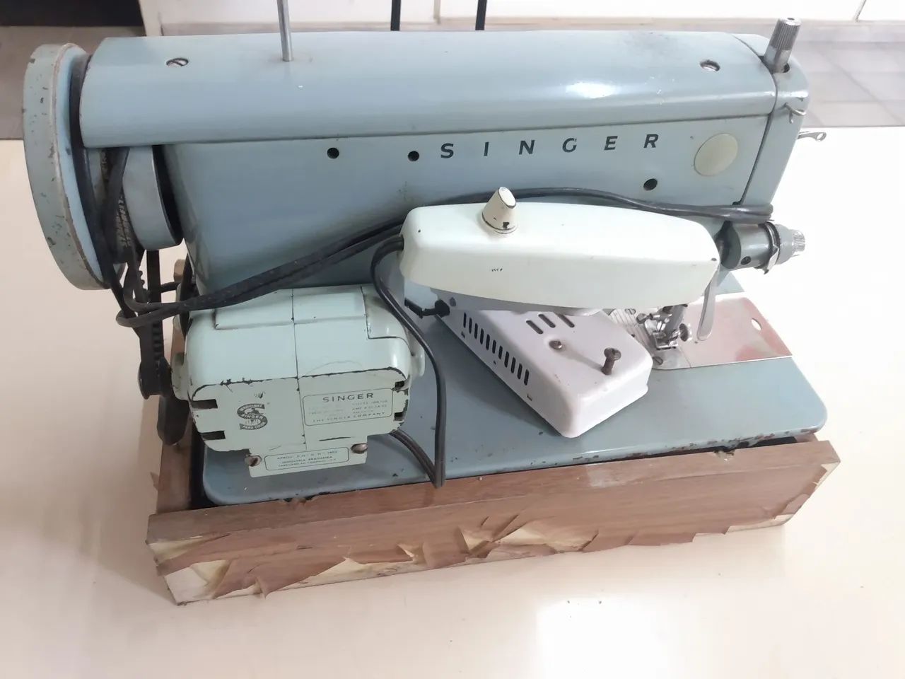 Máquina de costura Singer antiga  - Foto 5