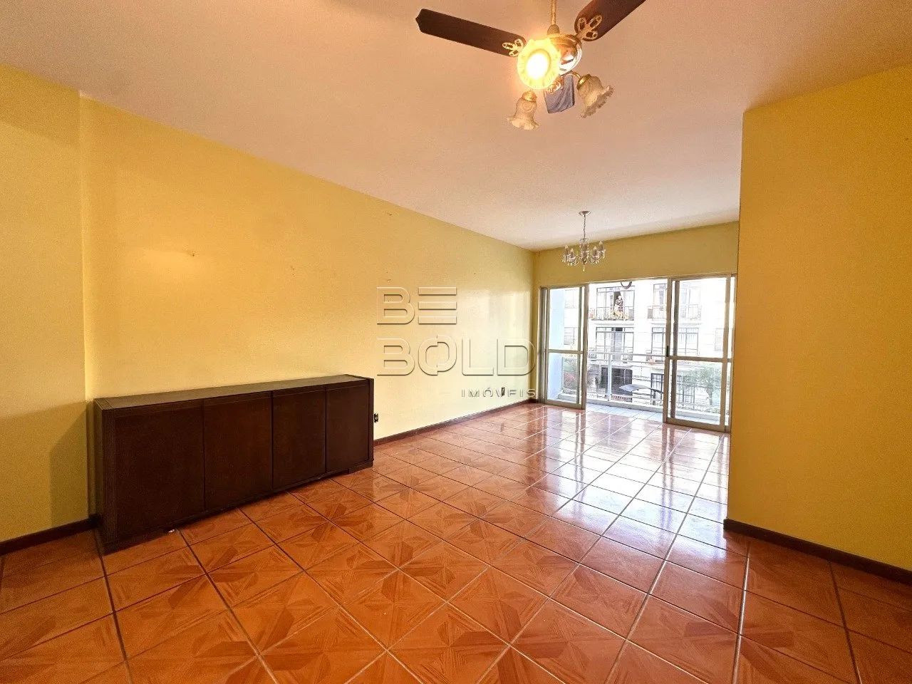 Apartamento amplo com 3 dormitórios em Coqueiros - Foto 3