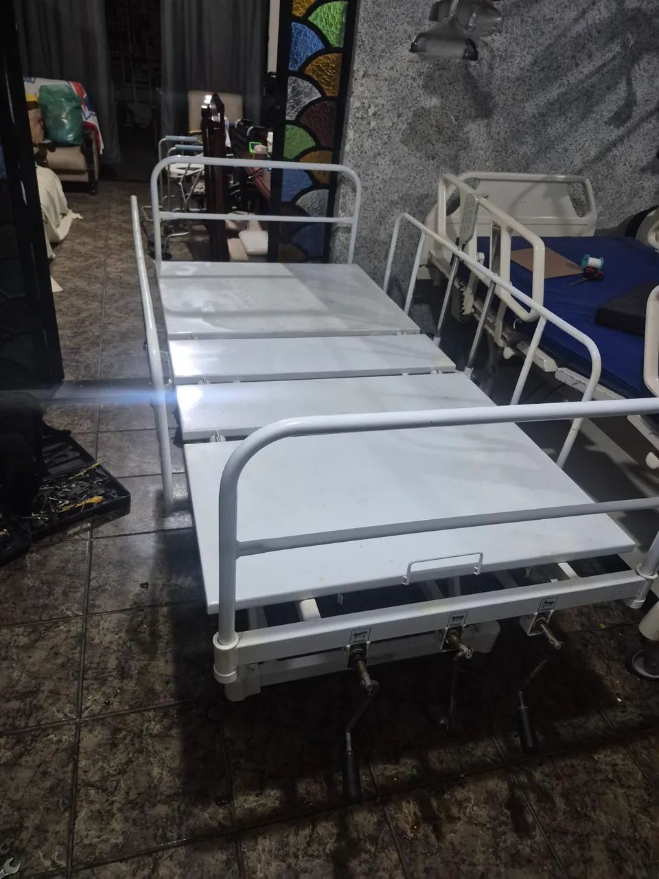 Cama hospitalar c 3 manivelas  acompanha 2 colchoes