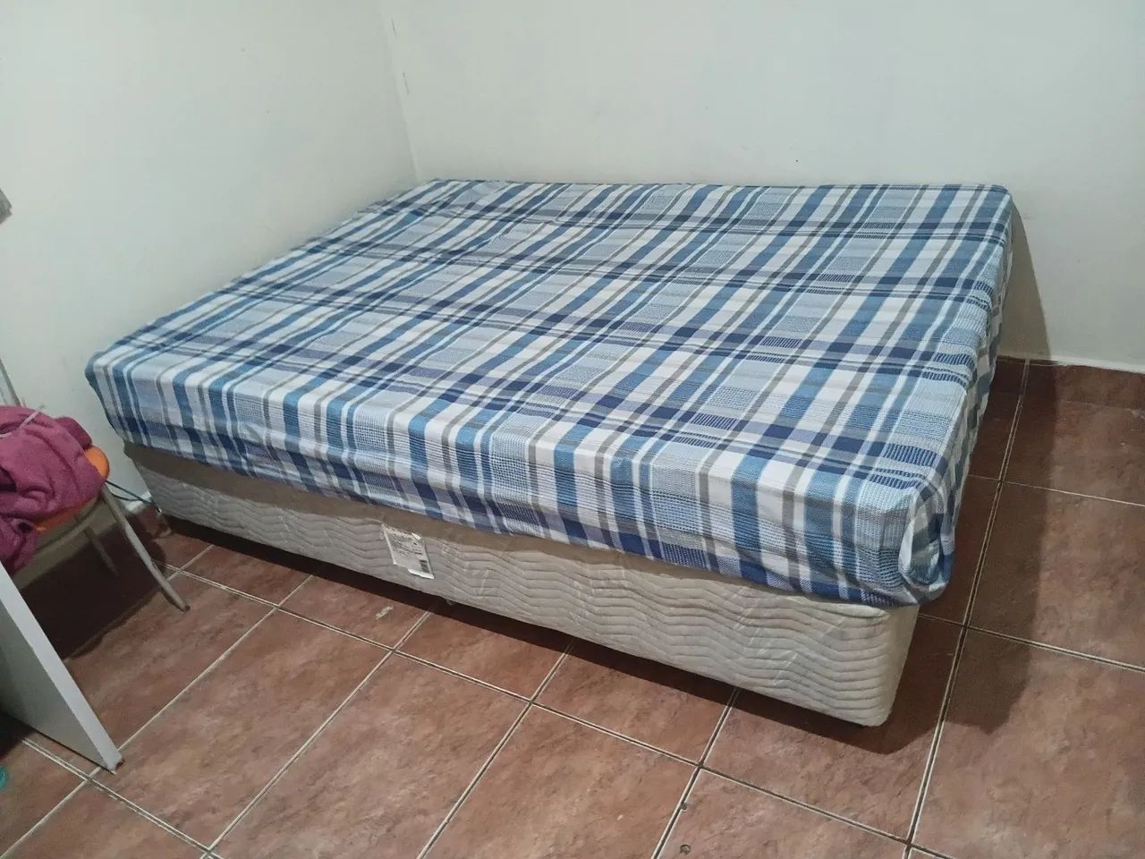 Cama casal box e colchão de molas. 