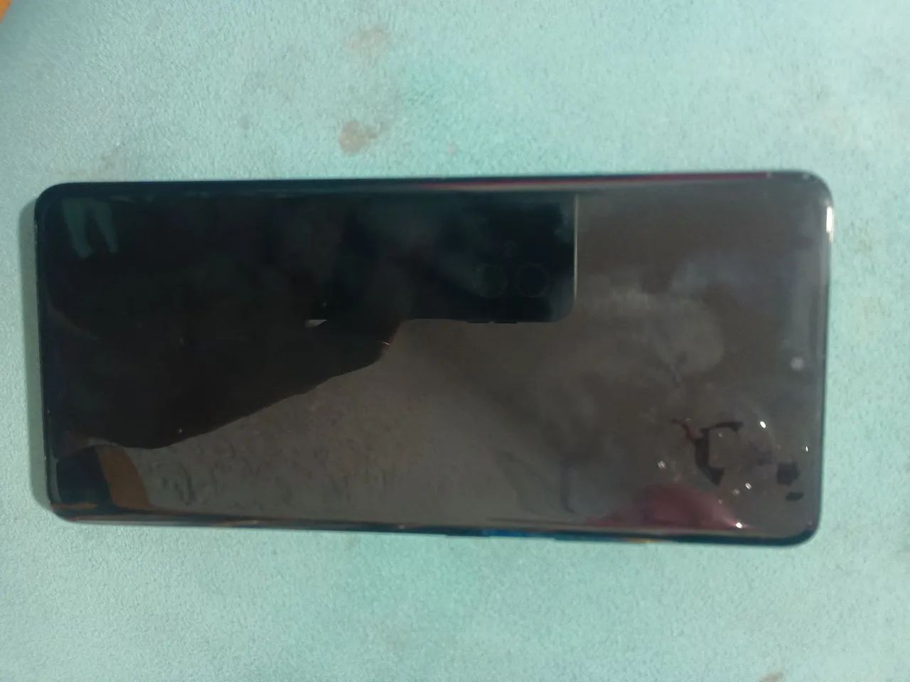 Retirada de peças placa e bateria do celular s21