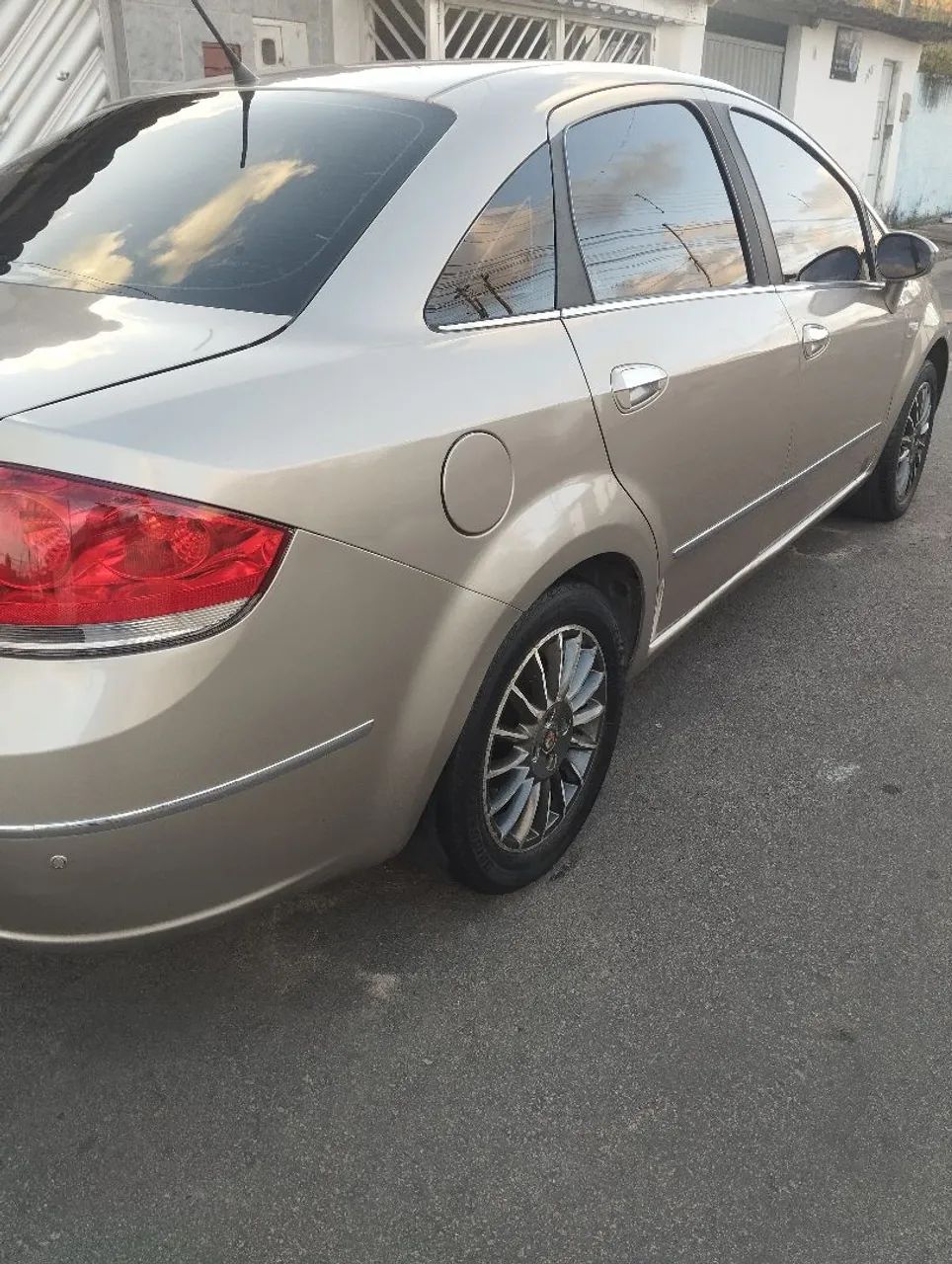 Fiat Linea Essence Dualogic 1.8 Flex 16V 4P 2013 - Foto 4