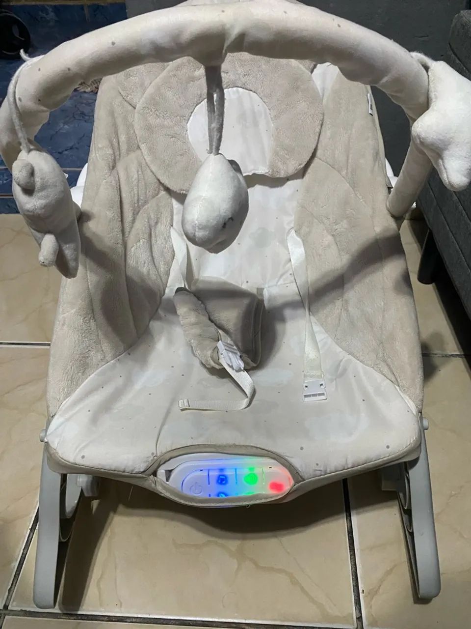 Cadeirinha de balanço e macacão 