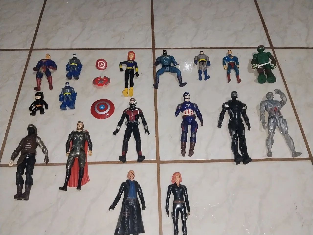 Vendo coleção de brinquedos da Marvel e DC 