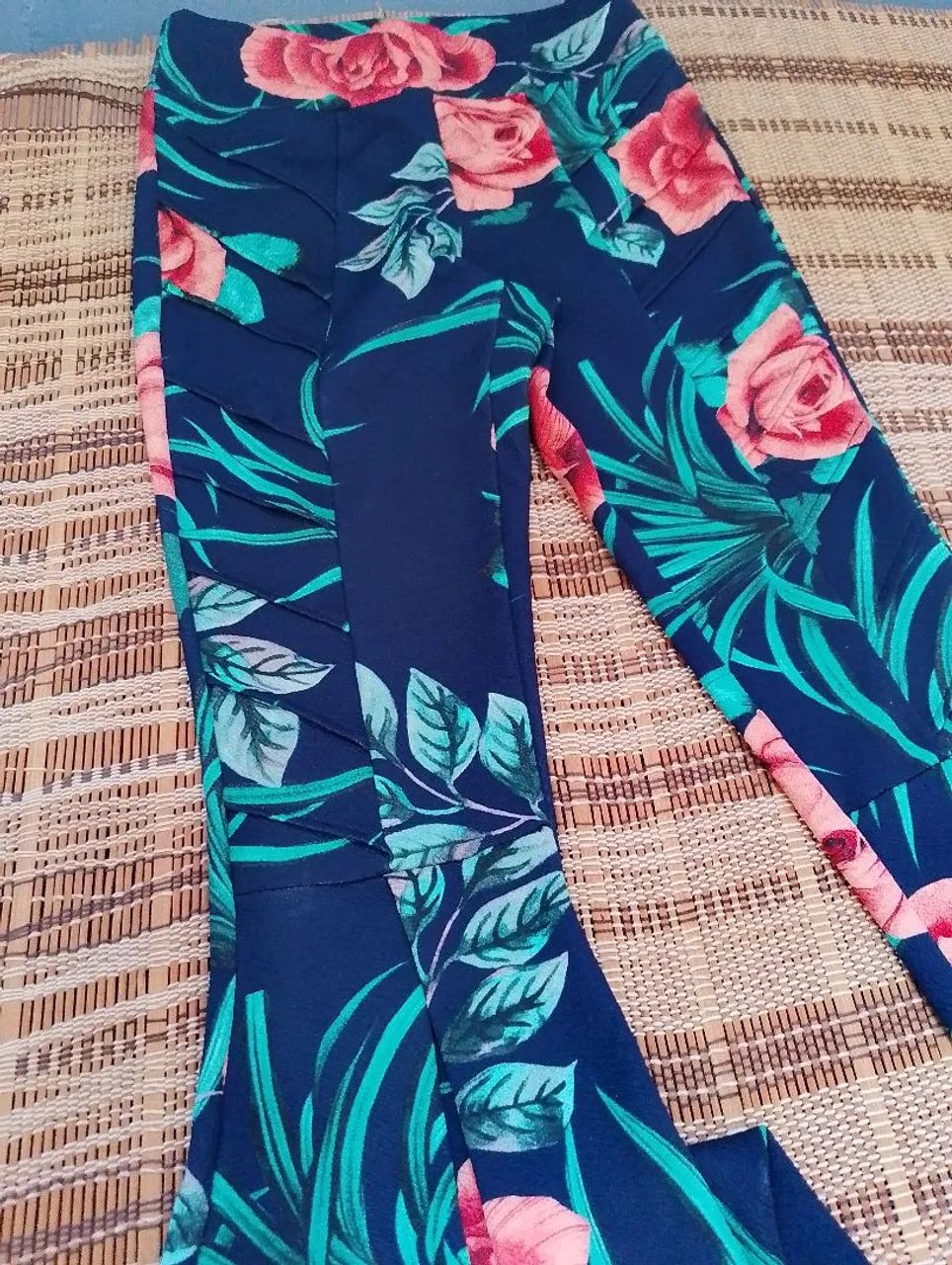 Calça estampada flare boca de sino - Foto 3