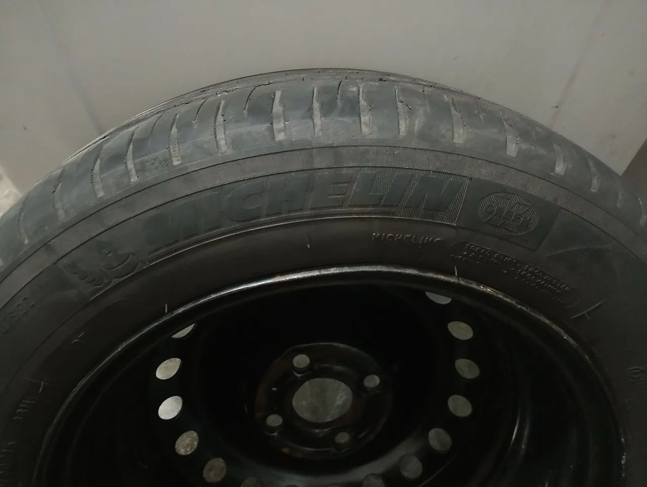 Pneu michelan 195/60/15 meia vida montado com roda  - Foto 4