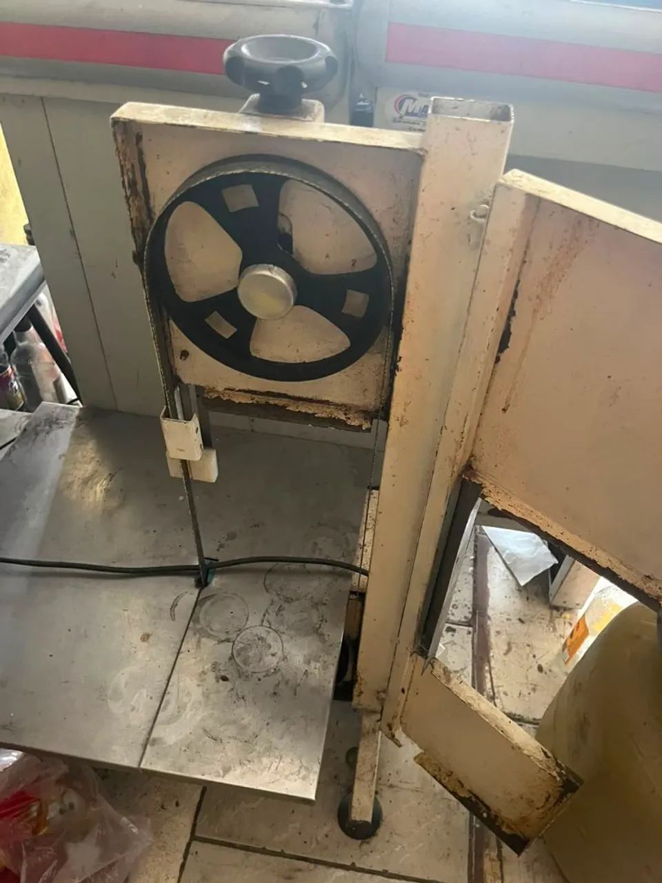 Vende-se máquina de serrar carnes  - Foto 5