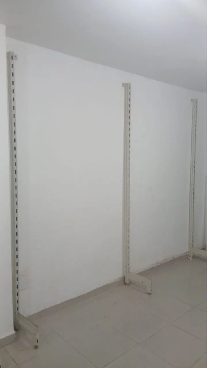 Conjunto de gôndolas e prateleiras para loja
