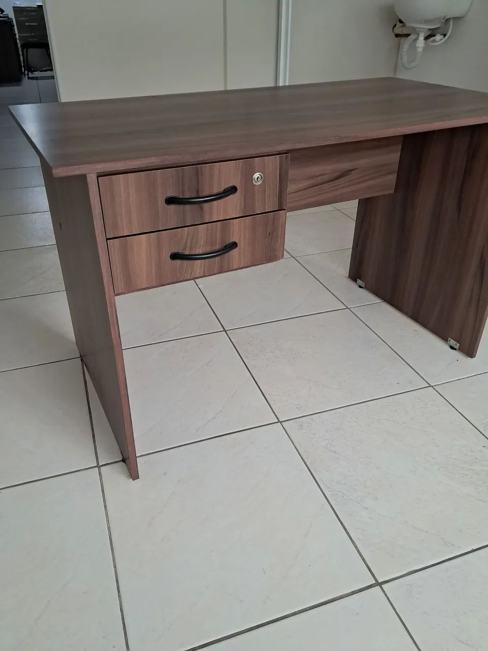 Mesa de escritório com 2 gavetas e chave