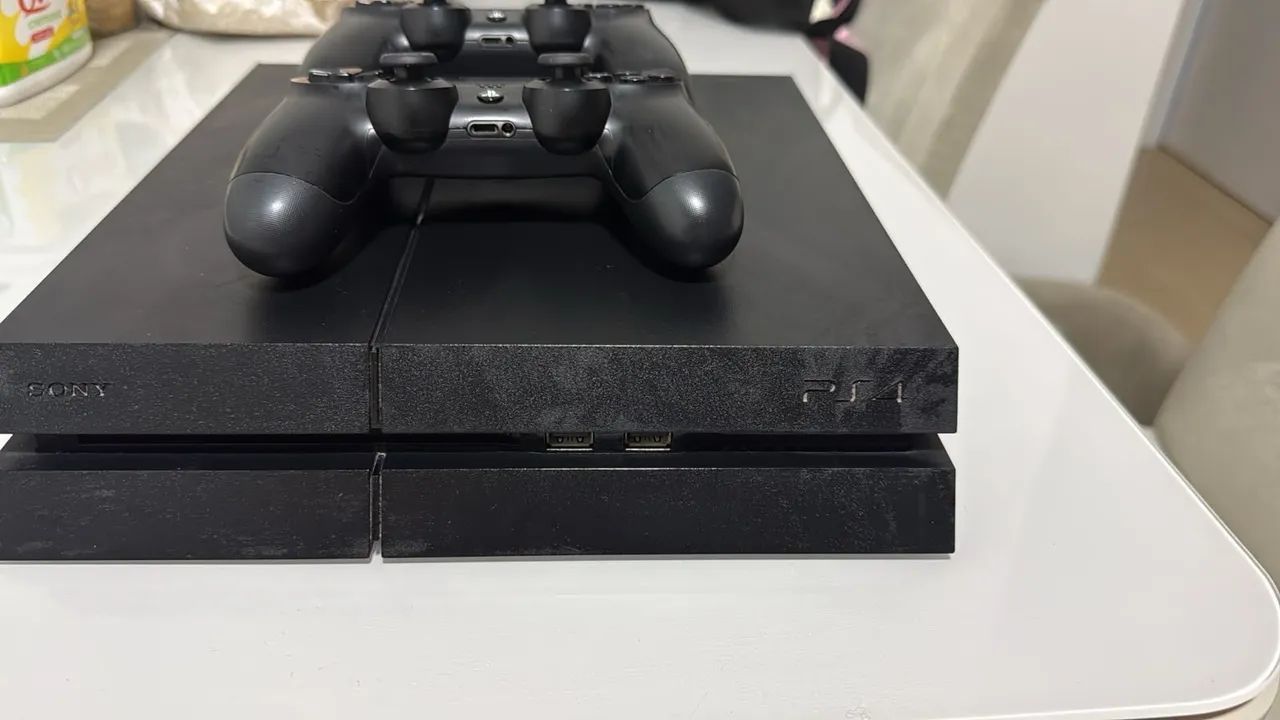 PlayStation 4 com 2 controles e 5 jogos - Foto 3
