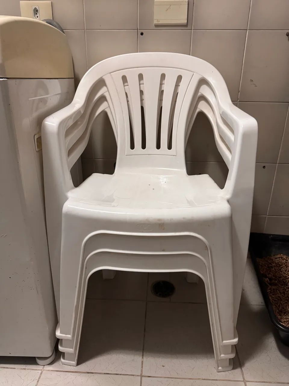 03 Cadeira de plástico branca 