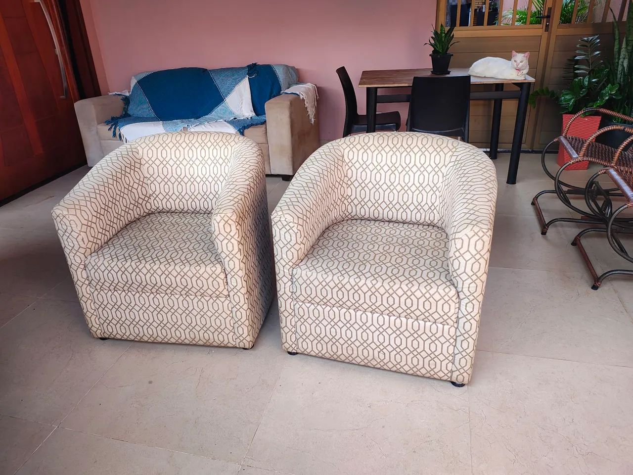 Sofá e duas poltronas de ótima qualidade. Sofá para três Lugares. 
