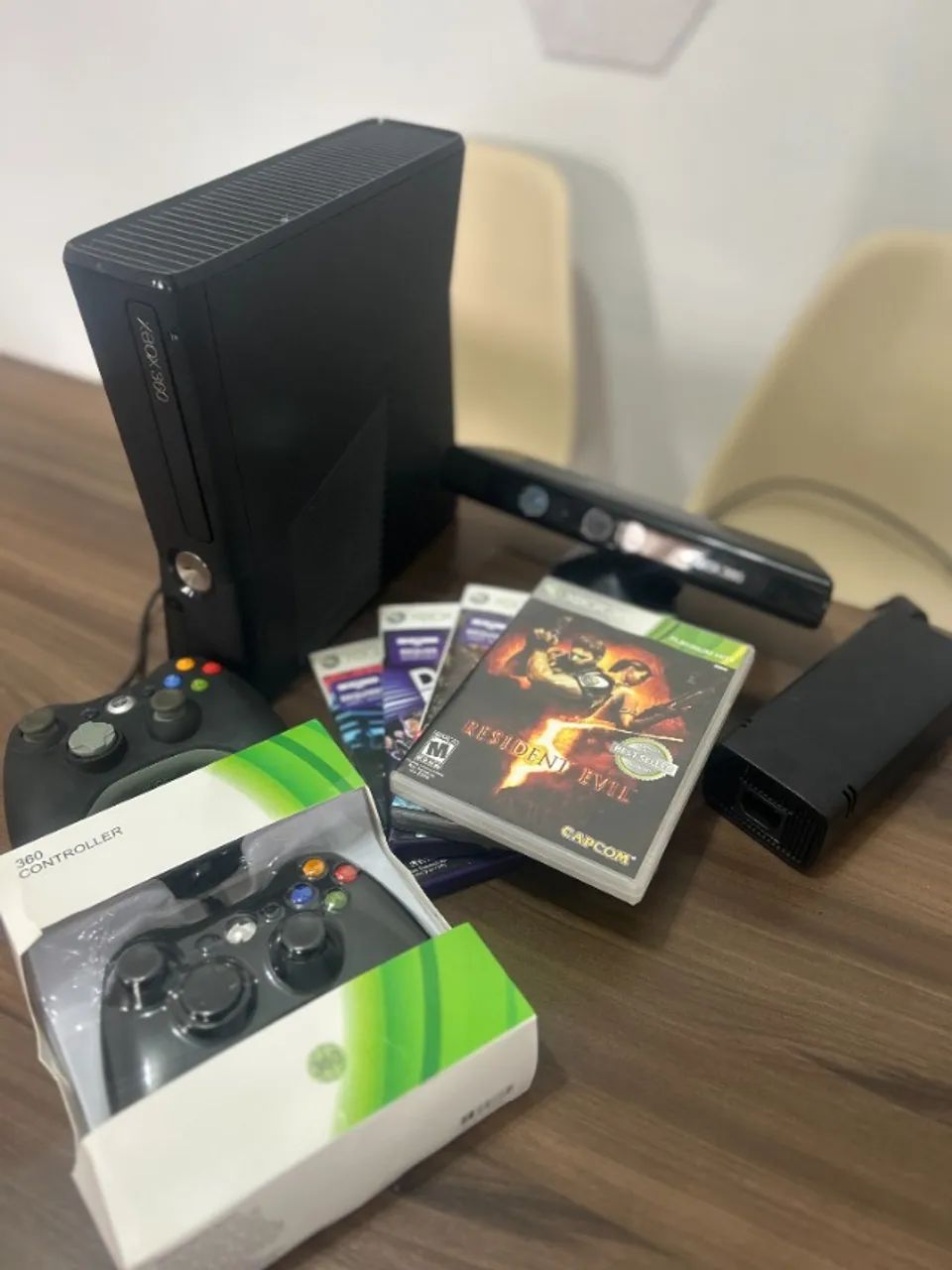 XBOX 360 com 2 controles, kinect e jogos