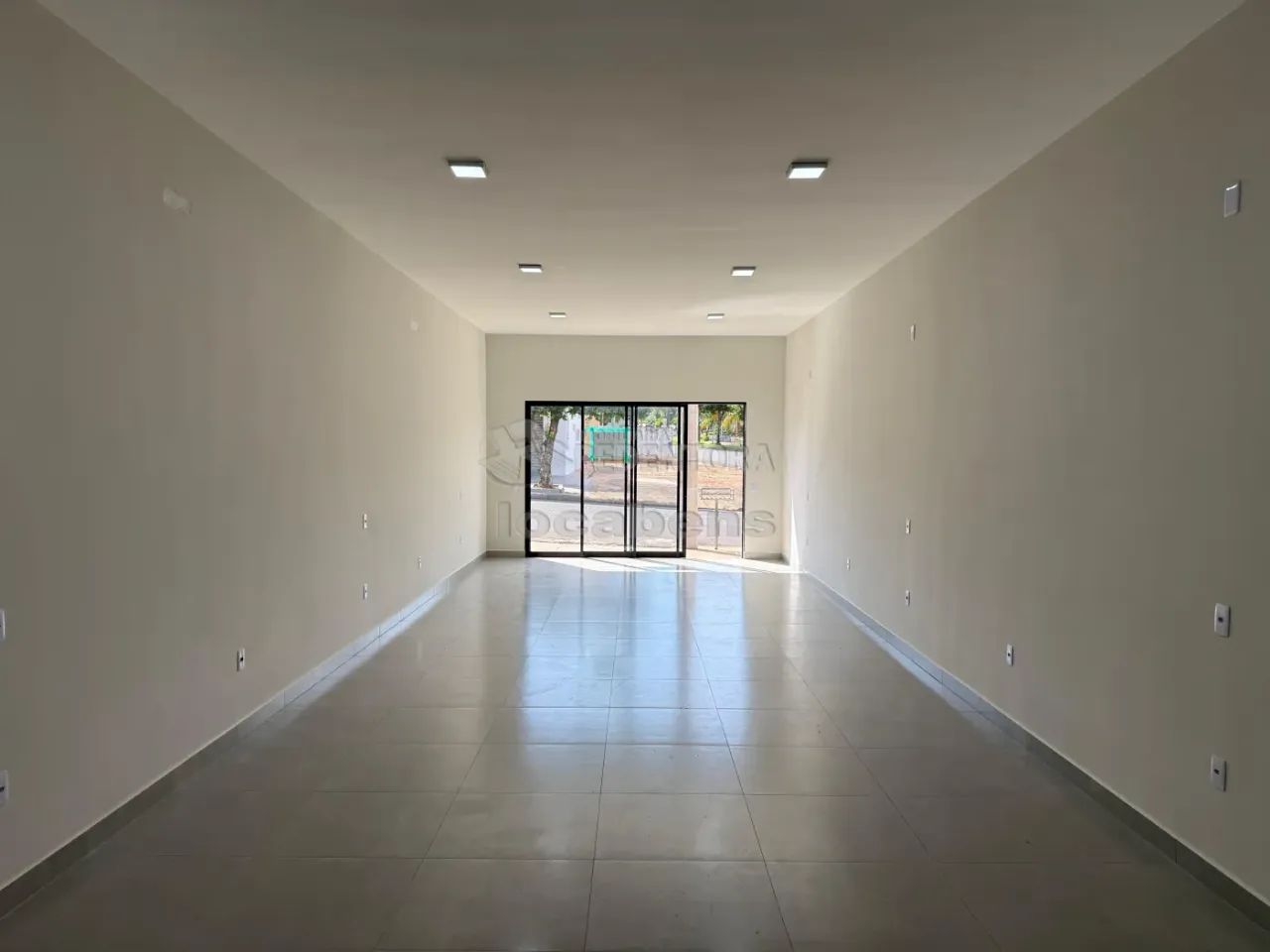 Salão com banheiro com acessibilidade e garagem para 2 veículos - Foto 4