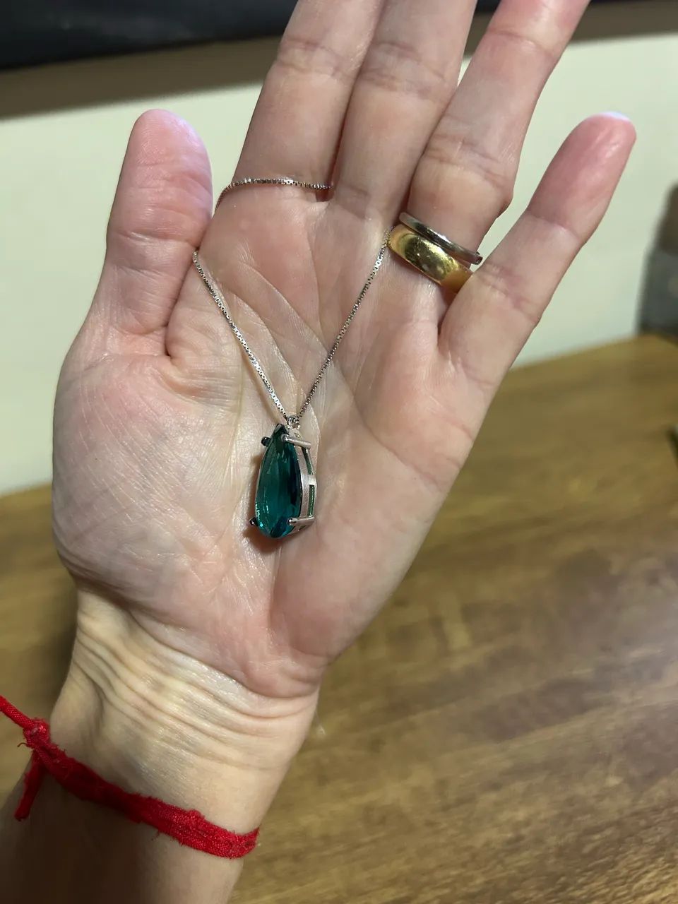 Colar de prata, com pedra verde