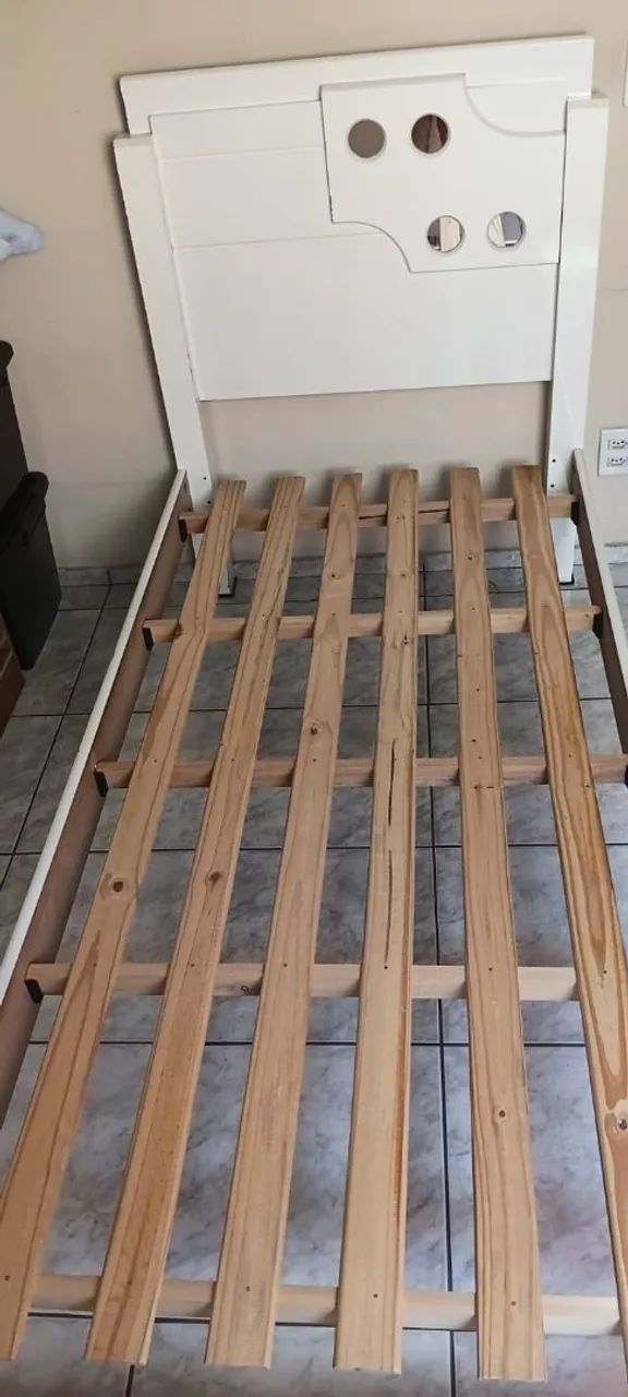 Vende-se uma cama de solteiro com colchão