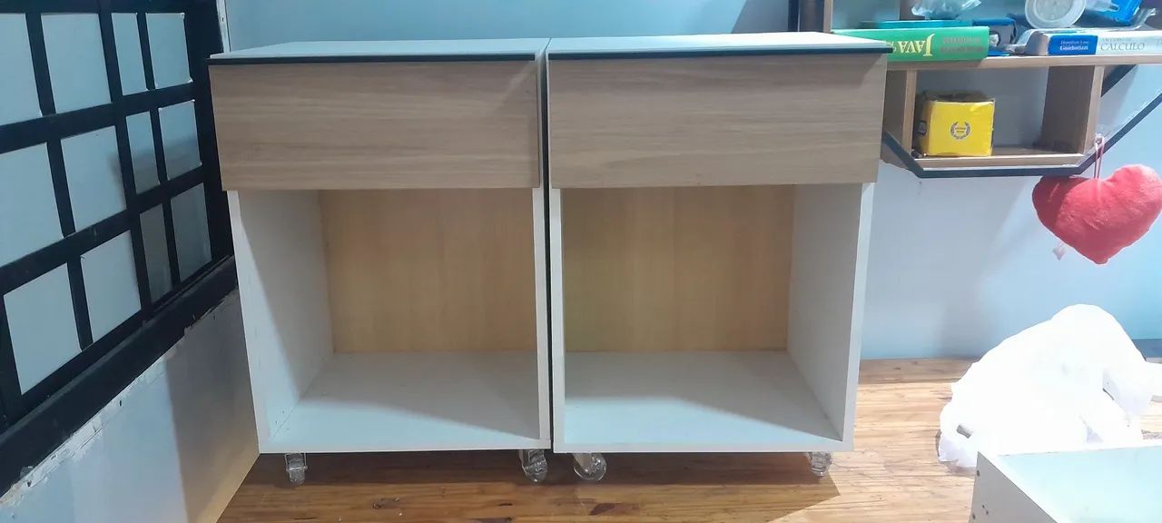 Criado-mudo,  Mesa de Cabeceira com rodízios e gaveta. O PAR. - Foto 3