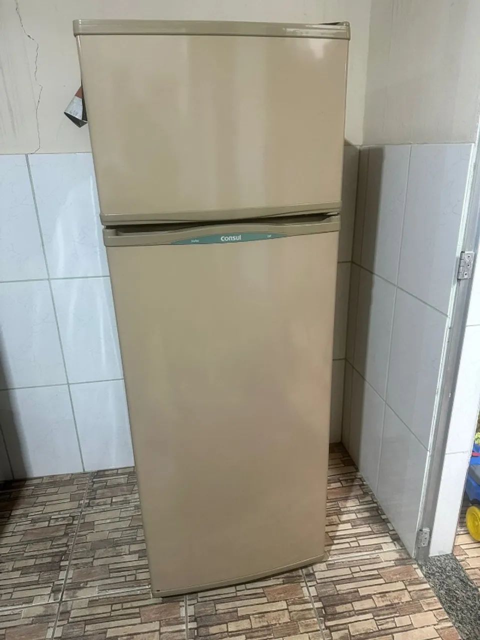 Vendo uma geladeira com defeito consul.