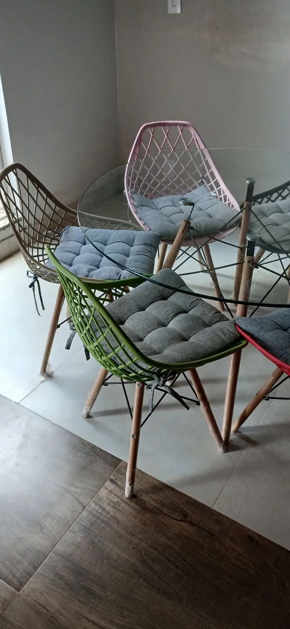 Mesa de Vidro com 6 Cadeiras - Linda e Bem Conservada - Foto 4