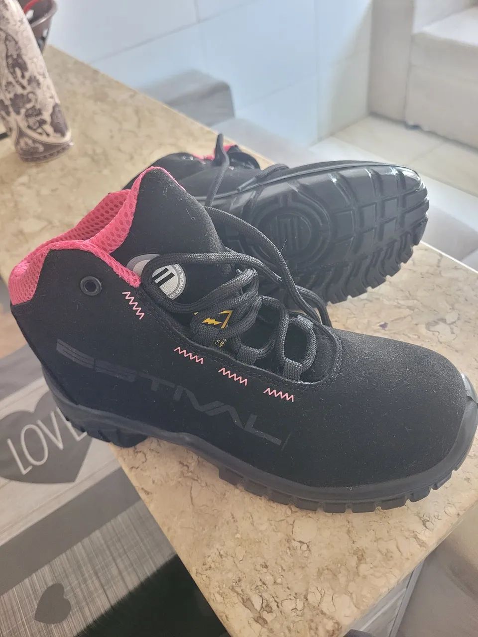 Bota De Segurança Em Microfibra Preta e Rosa<br>Vermelha Biqueira Composite - Foto 4