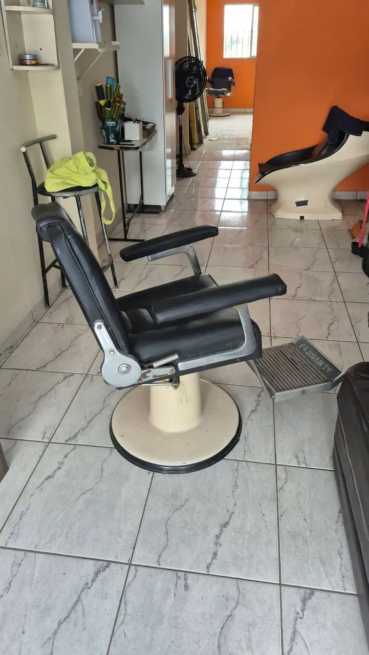 Vendo cadeira de barbeiro  - Foto 4