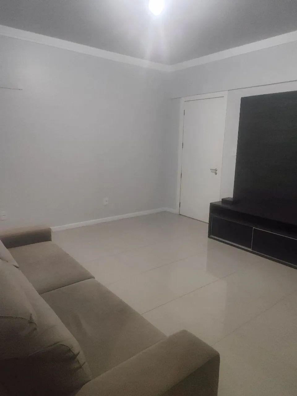 Aluga-se apartamento semimobiliado