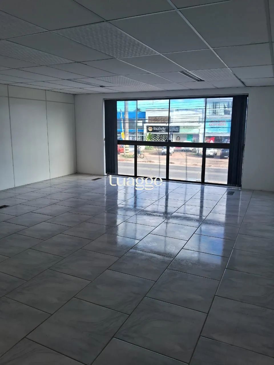 Excelente prédio comercial com aproximadamente 550 m², amplo pátio e excelente e